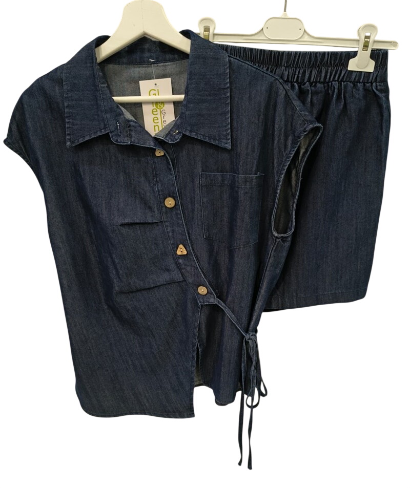 Conjunto de dos piezas para chica en denim azul oscuro, formado por blusa de manga corta con corte asimétrico, botones interc