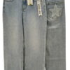Pantalón vaquero ancho de chica en denim azul claro, corte wide leg, con estrellas bordadas en los bolsillos traseros y trabi