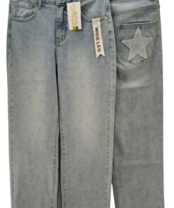 Pantalón vaquero ancho de chica en denim azul claro, corte wide leg, con estrellas bordadas en los bolsillos traseros y trabi