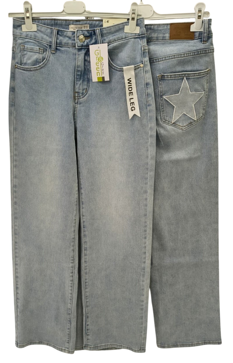 Pantalón vaquero ancho de chica en denim azul claro, corte wide leg, con estrellas bordadas en los bolsillos traseros y trabi