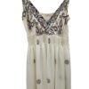Vestido corto de lino crema para chica, con tirantes finos, escote en V y bordados florales en azul y beige en pecho y doblad