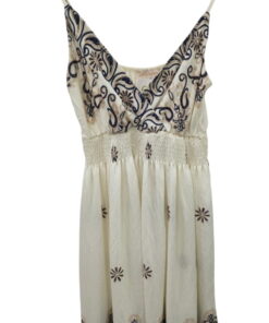 Vestido corto de lino crema para chica, con tirantes finos, escote en V y bordados florales en azul y beige en pecho y doblad