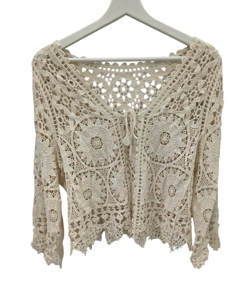 Chaqueta de punto calado para chica en tono crudo, con patrones de mandala grandes, cierre de cordón y terminación irregular