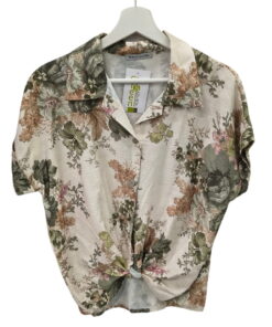Camisa holgada de flores grandes en tonos tostados y verdes para chica, manga corta caída, nudo delantero y botones frontales