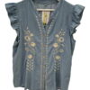 Blusa vaquera sin mangas en azul denim para chica, con bordados florales crema a ambos lados y volantes decorativos en las sI