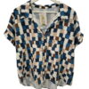 Camisa oversize de chica con cuadros irregulares en tonos azul marino, marrón y beige sobre fondo blanco, manga corta, cuello
