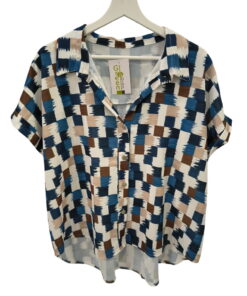 Camisa oversize de chica con cuadros irregulares en tonos azul marino, marrón y beige sobre fondo blanco, manga corta, cuello