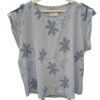 Blusa azul claro de corte holgado para chica, cuello redondo amplio, bordados de flores y hojas azul oscuro, mangas caídas