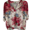 Blusa oversize de manga corta para chica, fondo claro con estampado floral grande en rojo, azul y verdes, cuello mao con escu
