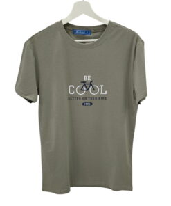 Camiseta de manga corta para chico en verde oliva, corte recto, cuello redondo, frontal con gráfica de bicicleta y mensaje BE