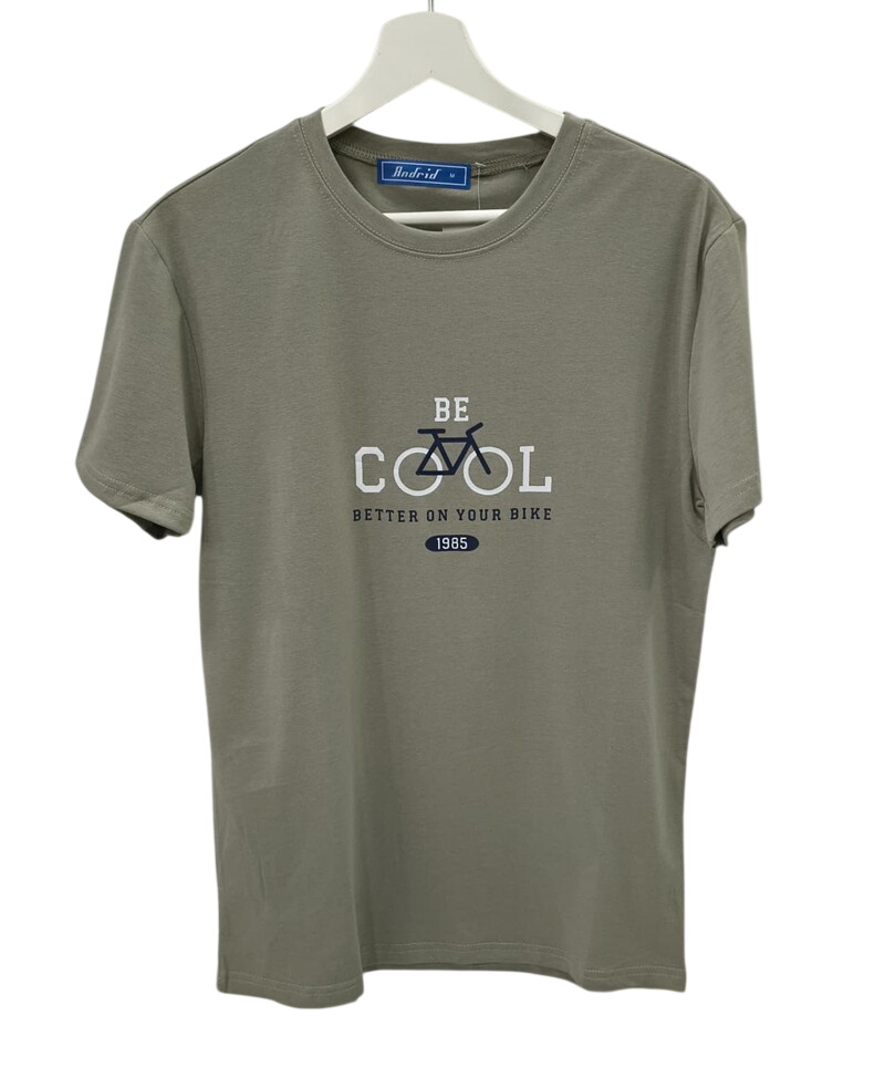 Camiseta de manga corta para chico en verde oliva, corte recto, cuello redondo, frontal con gráfica de bicicleta y mensaje BE