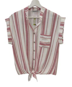Camisa de chica con cuello mao, rayas verticales en blanco y rojo vino, manga corta murciélago, bolsillo en el pecho y cierre