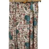 Falda midi floreada en tonos azul, rosado y marrón sobre fondo tostado, con cinturón camel de aro grande y corte evasé para m