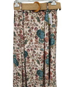 Falda midi floreada en tonos azul, rosado y marrón sobre fondo tostado, con cinturón camel de aro grande y corte evasé para m