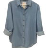 Camisa vaquera fina azul claro de chica, manga larga remangada hasta el codo, tejido denim ligero y botones oscuros frontales