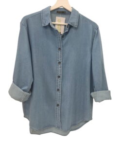 Camisa vaquera fina azul claro de chica, manga larga remangada hasta el codo, tejido denim ligero y botones oscuros frontales