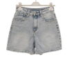 Pantalón vaquero corto claro para chica, denim azul lavado con margaritas bordadas en los bolsillos y cierre de botón metálic