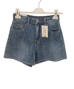 Pantalón vaquero corto azul oscuro para chica, con animal print en tono vaquero, cinco bolsillos y dobladillo clásico, cierre