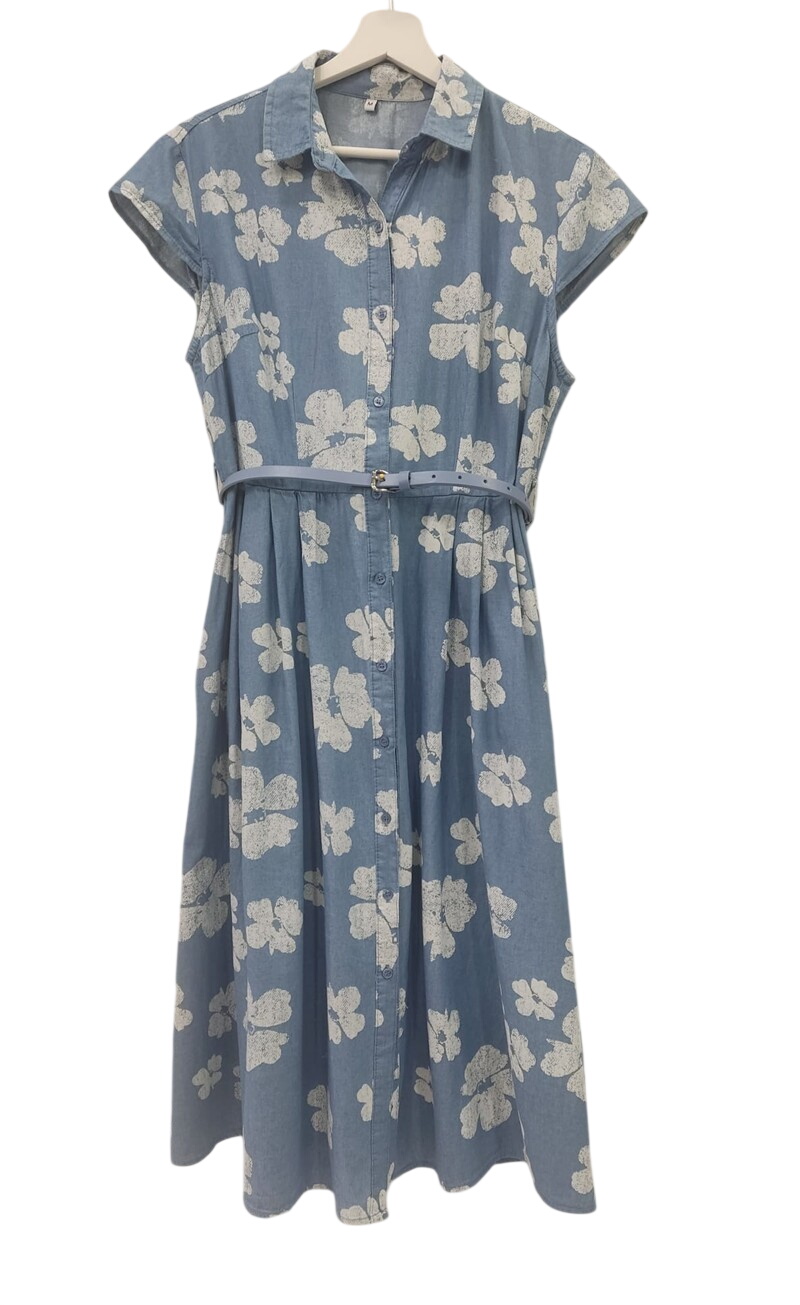 Vestido camisero midi azul vaquero con estampado de flores en crema, cinturón fino tono azul y bolsillos laterales ocultos