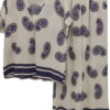 Conjunto de blusa y pantalón para chica, estampado de arabescos tipo cachemira en azul sobre base crema. Manga corta, cuello