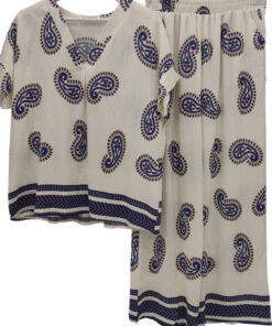 Conjunto de blusa y pantalón para chica, estampado de arabescos tipo cachemira en azul sobre base crema. Manga corta, cuello