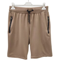 Bermuda tipo sport para chico en color beige, corte recto y por encima de la rodilla, con bolsillos delanteros de cremallera