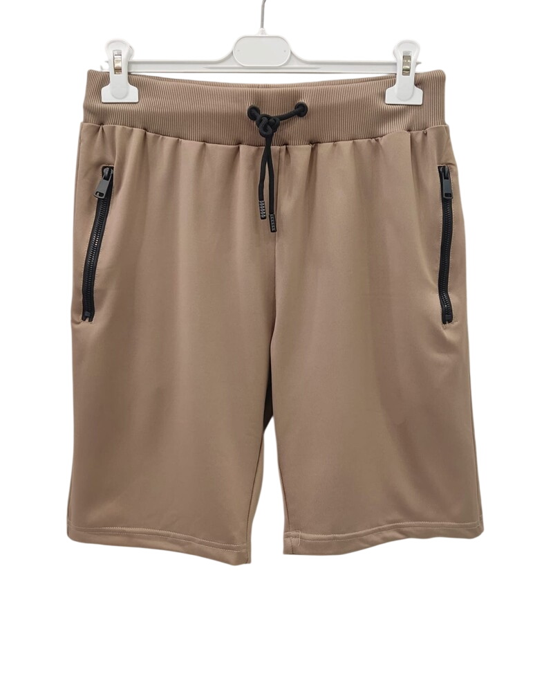 Bermuda tipo sport para chico en color beige, corte recto y por encima de la rodilla, con bolsillos delanteros de cremallera