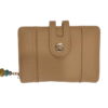 Cartera beige monocolor de material sintético con relieve y monedero integrado, cierre de imán y adorno metálico dorado, tirA