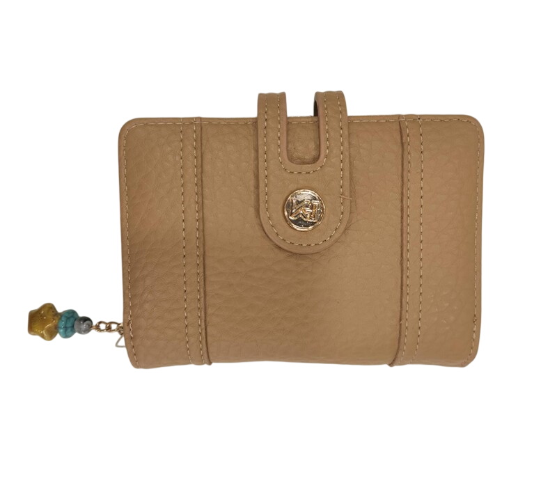 Cartera beige monocolor de material sintético con relieve y monedero integrado, cierre de imán y adorno metálico dorado, tirA