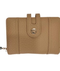 Cartera marrón claro con textura sintética tipo cuero, cierre de imán, detalle en relieve dorado y monedero lateral con colg-