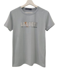 Camiseta de manga corta para chico en gris claro, ajuste recto, cuello redondo y print frontal "LEADER" en blanco y marrón an