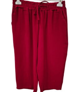 Pantalón estilo pirata corto de chica en color rojo intenso, corte flojo a media pantorrilla, cinturilla elástica con cordón