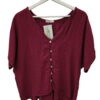 Camisa ancha de rayas finas en color burdeos para chica, corte amplio, escote en V profundo y botones claros, mangas cortas y