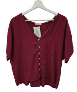 Camisa ancha de rayas finas en color burdeos para chica, corte amplio, escote en V profundo y botones claros, mangas cortas y