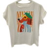 Camiseta blanca de chica con manga corta, cuello redondo y print frontal de perro con gafas y boina sobre fondo de rayas nran