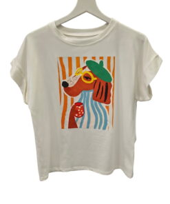 Camiseta blanca de chica con manga corta, cuello redondo y print frontal de perro con gafas y boina sobre fondo de rayas nran