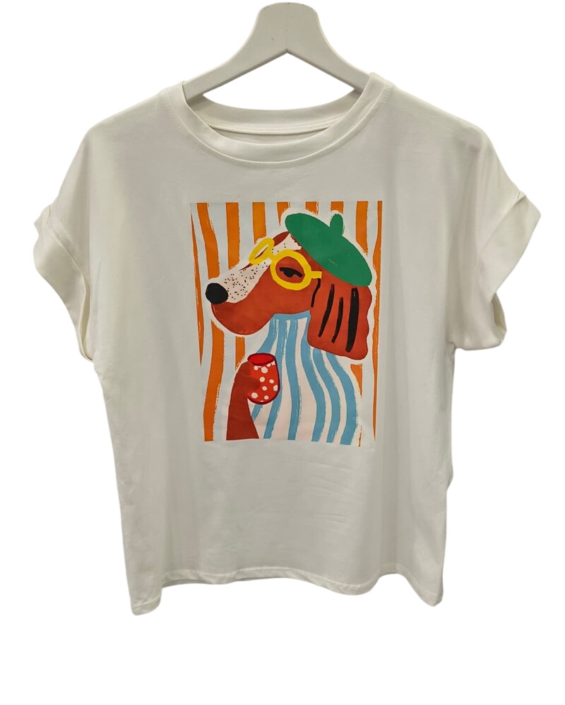 Camiseta blanca de chica con manga corta, cuello redondo y print frontal de perro con gafas y boina sobre fondo de rayas nran