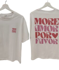 Camiseta blanca de manga corta para chica, cuello redondo y gran estampado trasero en rojo y rosa con el texto MORE AMOR POR