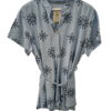Blusa larga azul claro de flores para chica, estampado floral con contraste en negro, cuello mao, manga corta y cinta ajusta
