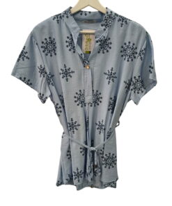 Blusa larga azul claro de flores para chica, estampado floral con contraste en negro, cuello mao, manga corta y cinta ajusta