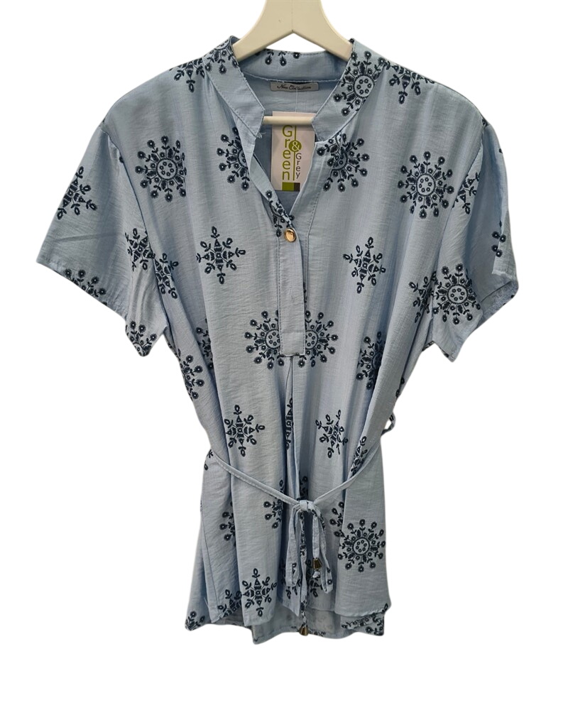 Blusa larga azul claro de flores para chica, estampado floral con contraste en negro, cuello mao, manga corta y cinta ajusta