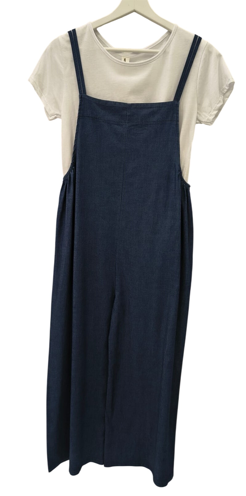 Mono vaquero azul oscuro de pierna ancha para chica, tirantes finos y camiseta básica blanca de algodón de manga corta. Confe