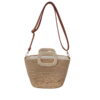 Bolso tipo capazo mediano de rafia natural en tono neutro, base trenzada, parte superior lisa, asas cortas trenzadas y asa de