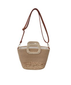 Bolso tipo capazo mediano de rafia natural en tono neutro, base trenzada, parte superior lisa, asas cortas trenzadas y asa de