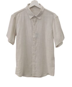 Camisa de lino color crema para chico, manga corta, corte recto y cuello clásico camisero, tejido ligero y transpirable, con