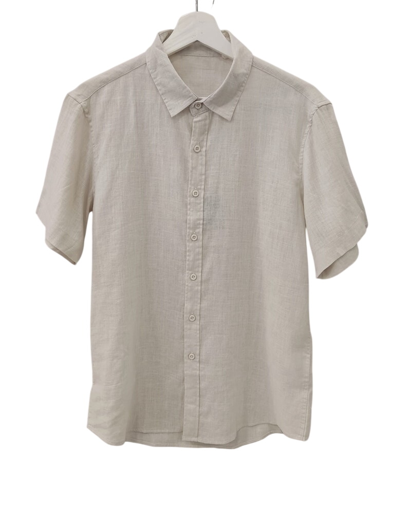 Camisa de lino color crema para chico, manga corta, corte recto y cuello clásico camisero, tejido ligero y transpirable, con