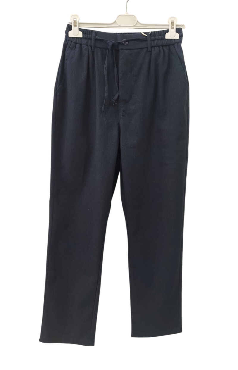 Pantalón recto de chico en azul marino tipo lino, tejido suave fluido, cintura elástica con cordón y cierre de botón, bolsosl