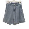 Short denim fluido azul claro para chica, corte recto, bolsillos al bies y cintura elástica trasera, tejido suave y cierre de