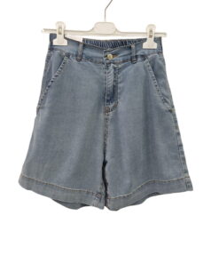 Short denim fluido azul claro para chica, corte recto, bolsillos al bies y cintura elástica trasera, tejido suave y cierre de