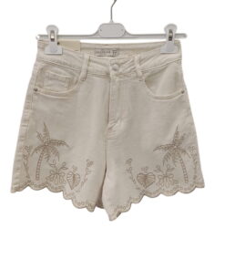 Short vaquero de chica en denim blanco crema, corte recto, dobladillo ondulado y bordado de palmeras tropicales en hilo marr